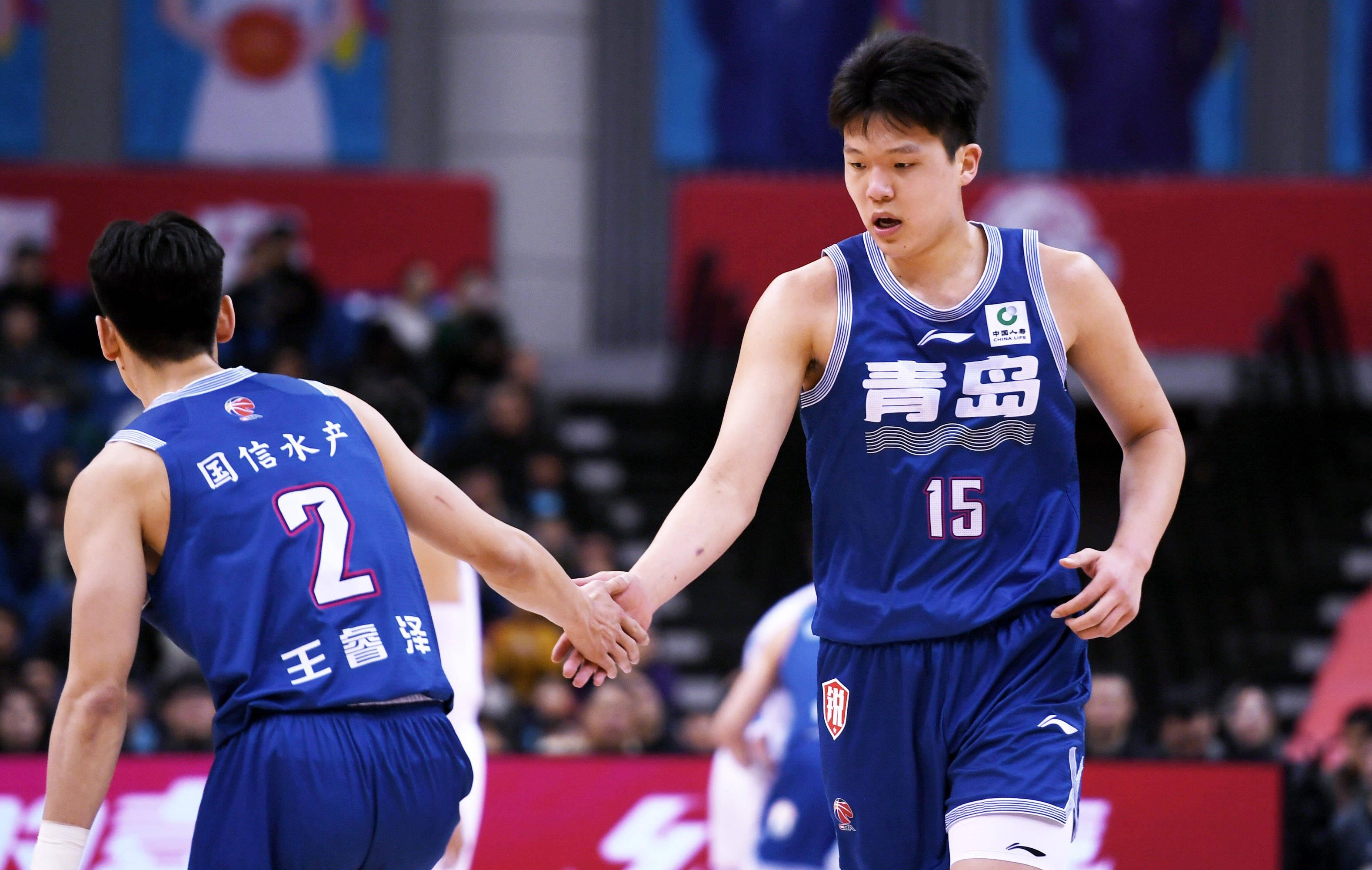 包含赛地聚焦——CBA季后赛冲刺阶段热度飙升，上海申花遗憾出局，悬念犹存，轮换策略成焦点的词条