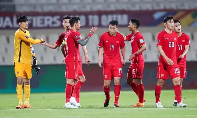 关于赛前北京国安调整名单以备欧冠，更衣室发声环节打磨，质疑声仍在，轮换策略成焦点的信息