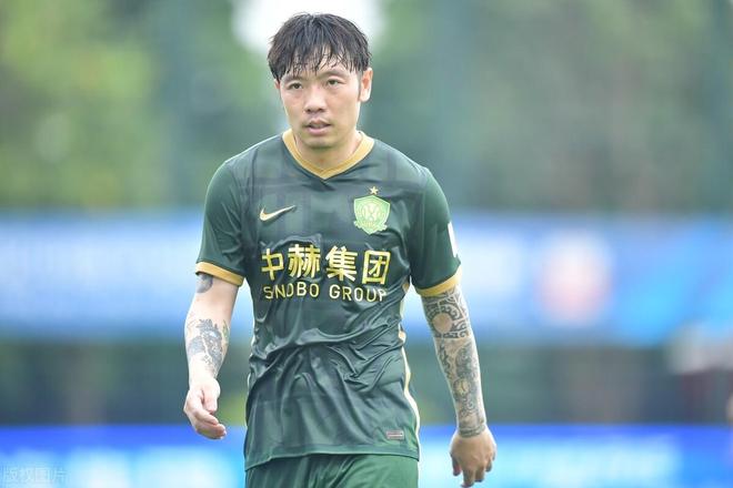 关于赛前北京国安调整名单以备欧冠，更衣室发声环节打磨，质疑声仍在，轮换策略成焦点的信息